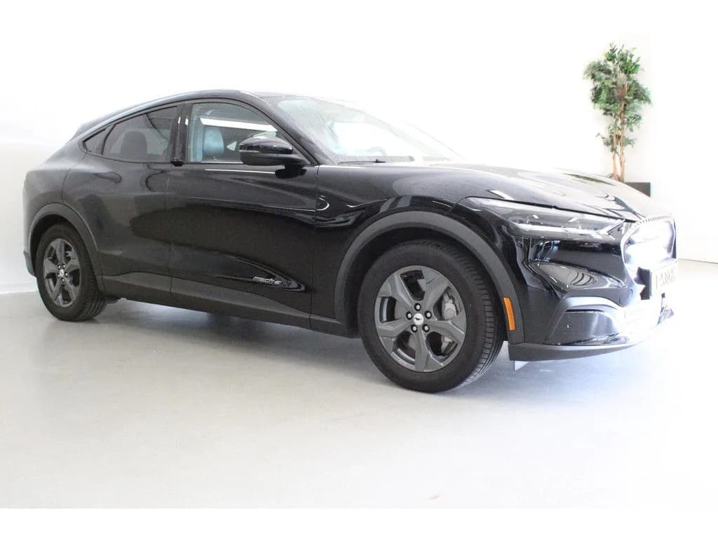 Ford Mustang Mach-E preto — frente