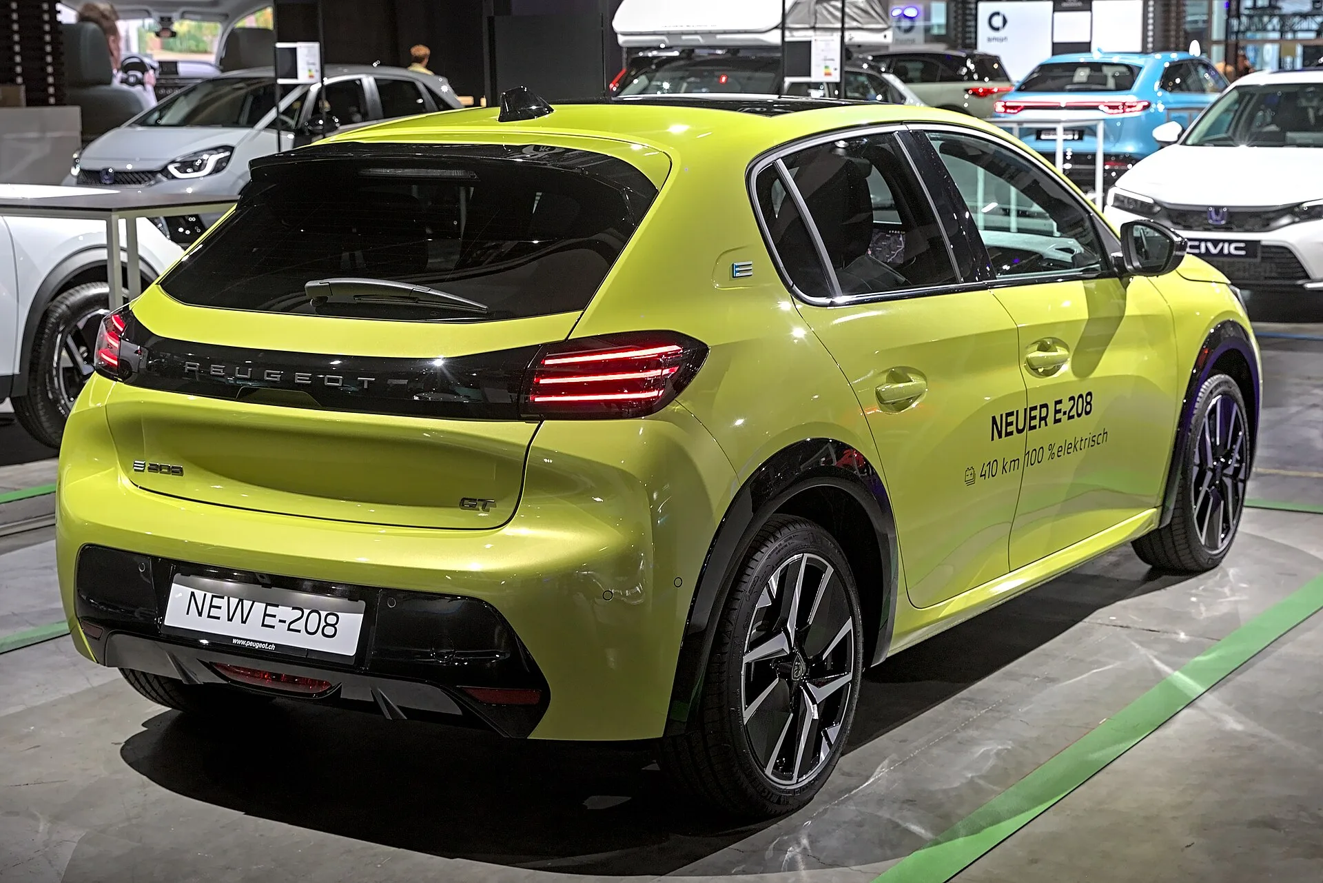 Peugeot e-208 amarelo — traseira (fotografia de referência)