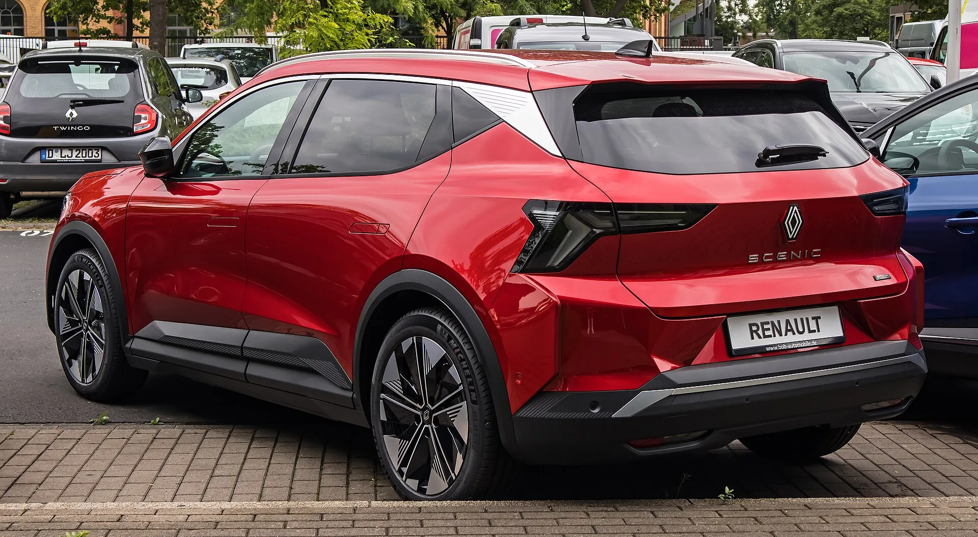 Renault Scénic E-Tech vermelho — traseira (fotografia de referência)