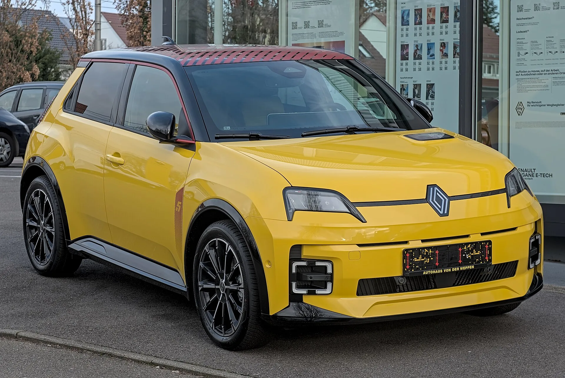 Renault R5 E-Tech amarelo — frente (fotografia de referência)
