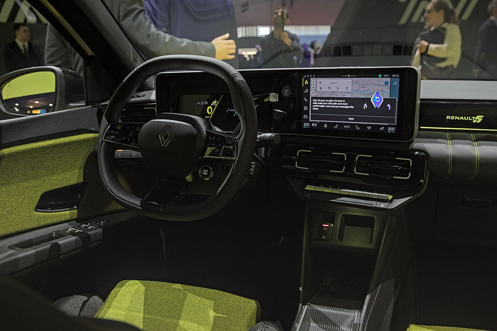 Renault R5 E-Tech interior preto e amarelo — interior (fotografia de referência)